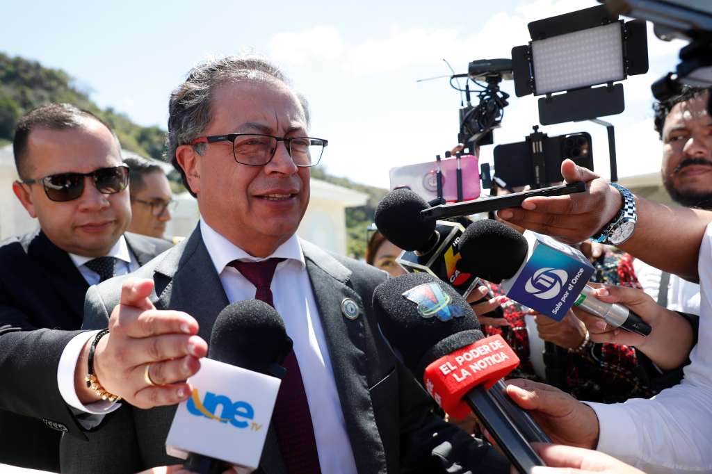 AME3995. KINGSTOWN (S. VICENTE Y GRANADINAS), 01/03/2024.- El presidente de Colombia, Gustavo Petro, habla con la prensa a su salida de la reunión inicial de la VIII cumbre de la Comunidad de Estados Latinoamericanos y Caribeños (Celac) este viernes, en Kingstown (S. Vicente y Granadinas). El Gobierno de Colombia dará un bono de 225.000 pesos (unos 57 dólares) a los mayores de 80 años que no reciben pensión con el objetivo de que estas personas salgan de "la pobreza extrema" y puedan tomarse, al menos, "un plato de sopa" diario. Así lo aseguró este viernes en Kingstown (San Vicente y las Granadinas) el presidente Gustavo Petro, quien dijo a periodistas que empezó a construir las transiciones para que los "hombres y mujeres que no tienen pensión, que son casi tres millones de personas, que andan en las calles y que no tienen para un plato de sopa, puedan tener un bono pensional". EFE/ Bienvenido Velasco
