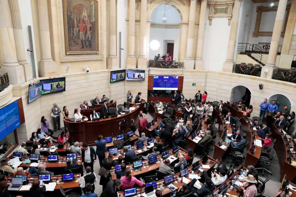 AME5443. BOGOTÁ (COLOMBIA), 20/06/2024.- Senadores asisten a un debate en el Congreso colombiano, este jueves en Bogotá (Colombia). El Congreso colombiano concluye este jueves su periodo ordinario de sesiones con un sabor agridulce para el Gobierno del presidente Gustavo Petro, que se anotó un triunfo con la aprobación de la reforma de las pensiones y fracasos con las de la salud y la educación, mientras que la laboral seguirá su tránsito legislativo. EFE/ Carlos Ortega