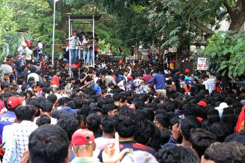 Estadio en India excede su máxima capacidad y provoca grave estampida