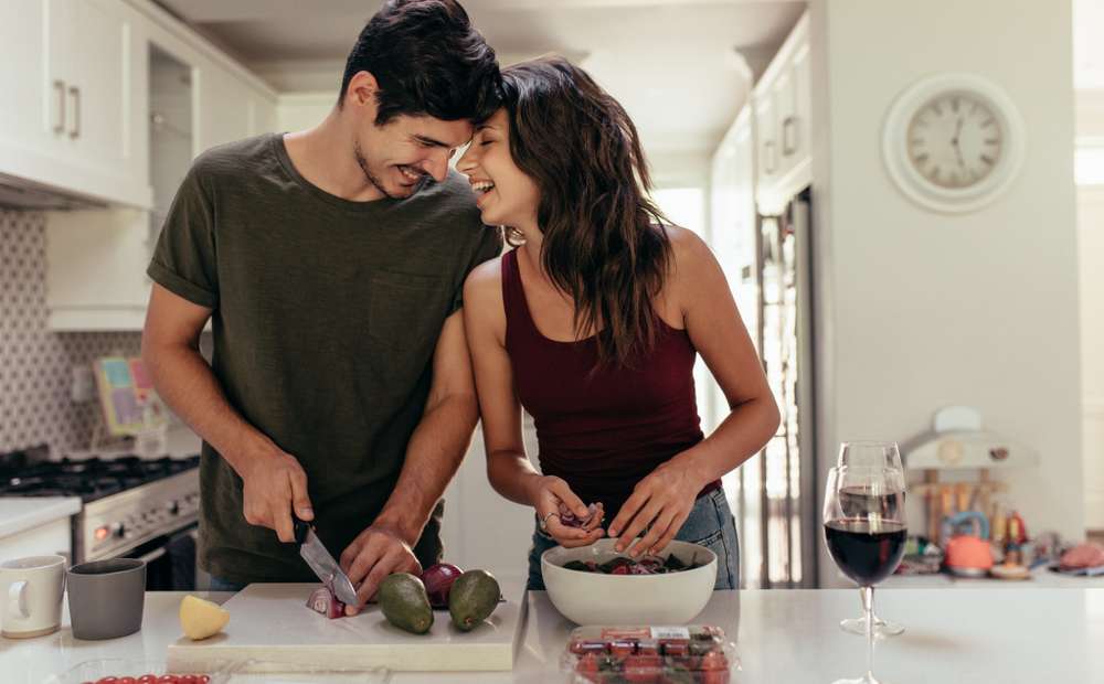 Adoptar hábitos saludables, como aumentar la actividad física y comer balanceado resulta más sencillo en compañía de la pareja.
