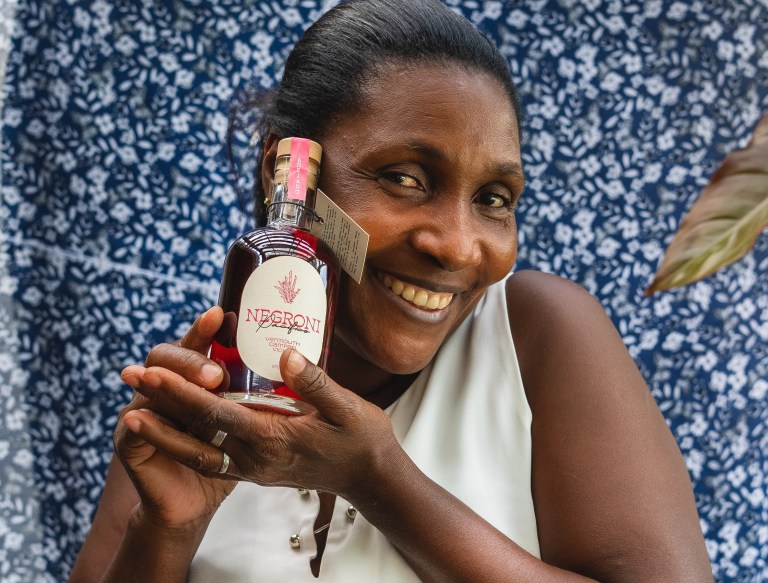Ella creó una marca de viche que preserva las raíces del Pacífico colombiano