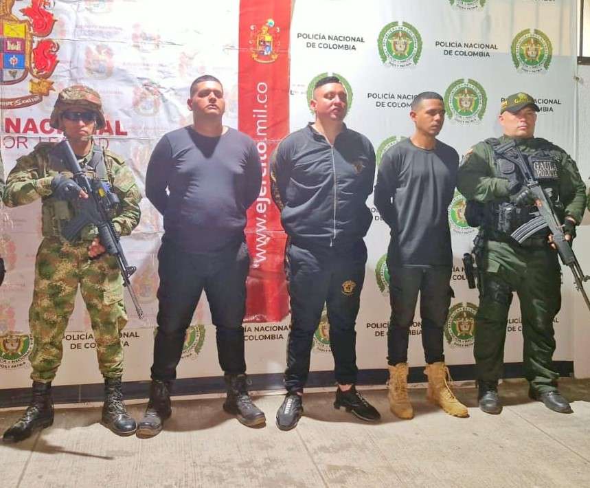 La captura de 'Camilo' (centro) se dio en el corregimiento de Minca, en Santa Marta.