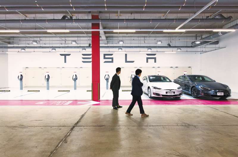  Los carros de Tesla son algunos de los que tienen los sistemas más avanzados de consucción autónoma. / Bloomberg