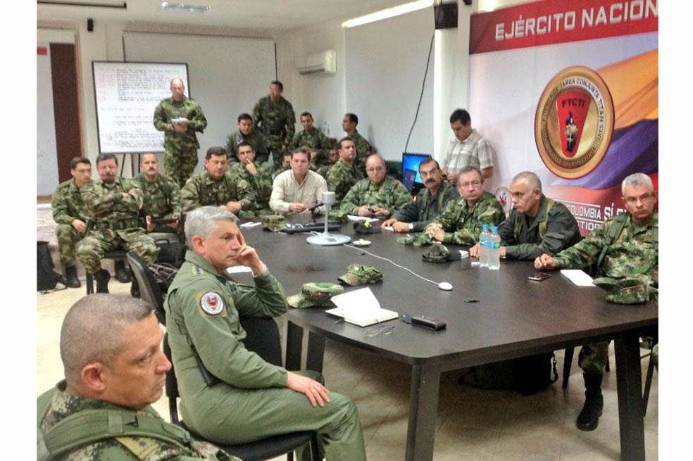La cúpula militar reunida con el ministro de Defensa, Juan Carlos Pinzón (centro), en Chocó.  / Ministerio de Defensa