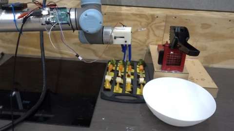Este robot es capaz de hacer una ensalada después de ver videos de cocina
