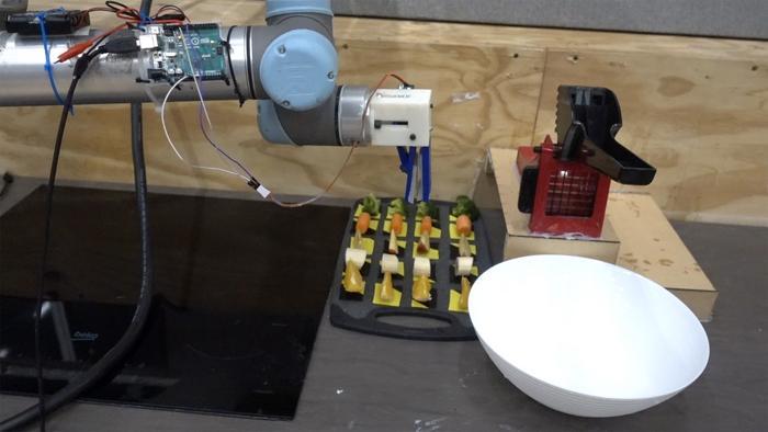 Este robot es capaz de hacer una ensalada después de ver videos de cocina
