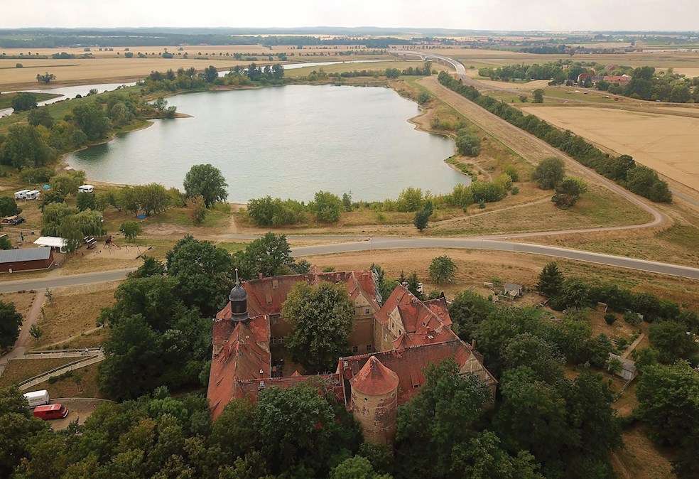 Vista panorámica del castillo Mühlberg, sede del proyecto "Lajo project". El castillo de Mühlberg, al suroeste de Berlín, se ha convertido en singular alojamiento temporal cuyo destacado papel histórico bajo el emperador Carlos V inspira a artistas iberoamericanos dirigidos por la española Marina Salvo.