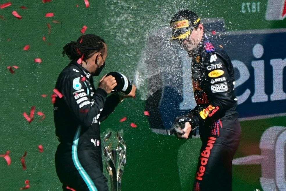 Lewis Hamilton y Max Vertsappen en podio de F1.
