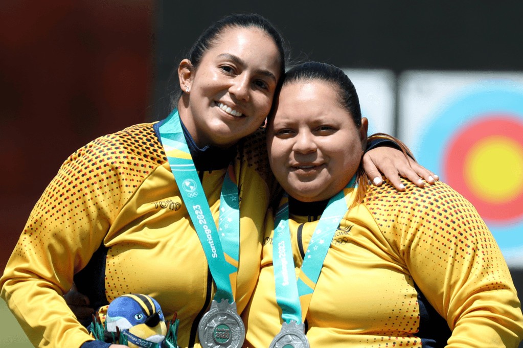 Sara López y Alejandra Usquiano.