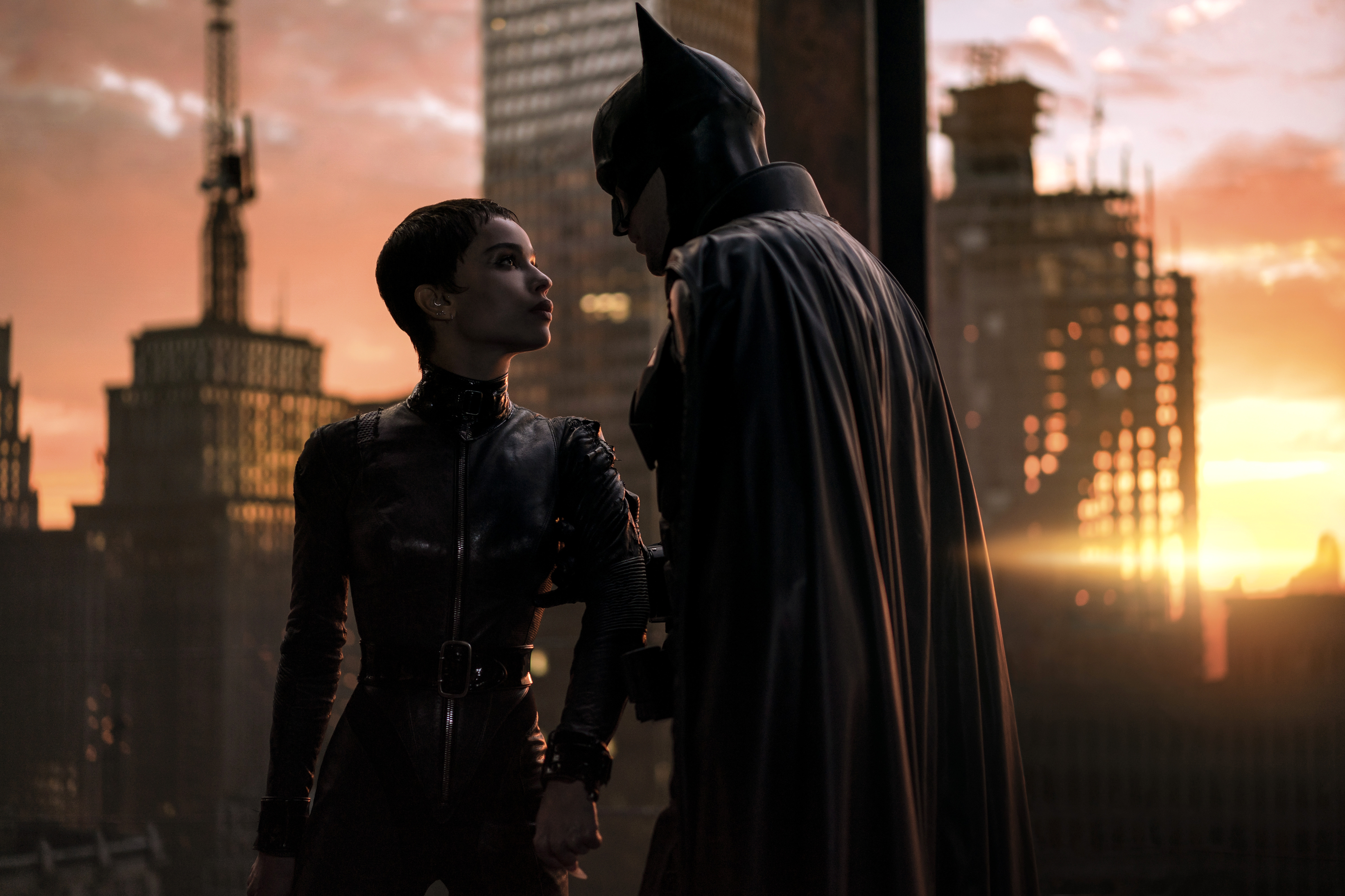 USA5838. LOS ÁNGELES (CA, EEUU), 02/03/2022.- Fotograma cedido por Warner Bros. donde aparecen Zoe Kravitz como Catwomen y Robert Pattinson como Batman, durante una escena de la película "The Batman" que estrena este fin de semana en las salas de cine. Inseguro, joven y con muchas dudas de sí mismo, así es el Batman de Robert Pattinson, que debuta este viernes en cines para aportar un aire detectivesco y realista a la saga del conocido superhéroe. EFE/Jonathan Olley/Warner Bros. /SOLO USO EDITORIAL/NO VENTAS/SOLO DISPONIBLE PARA ILUSTRAR LA NOTICIA QUE ACOMPAÑA/CRÉDITO OBLIGATORIO