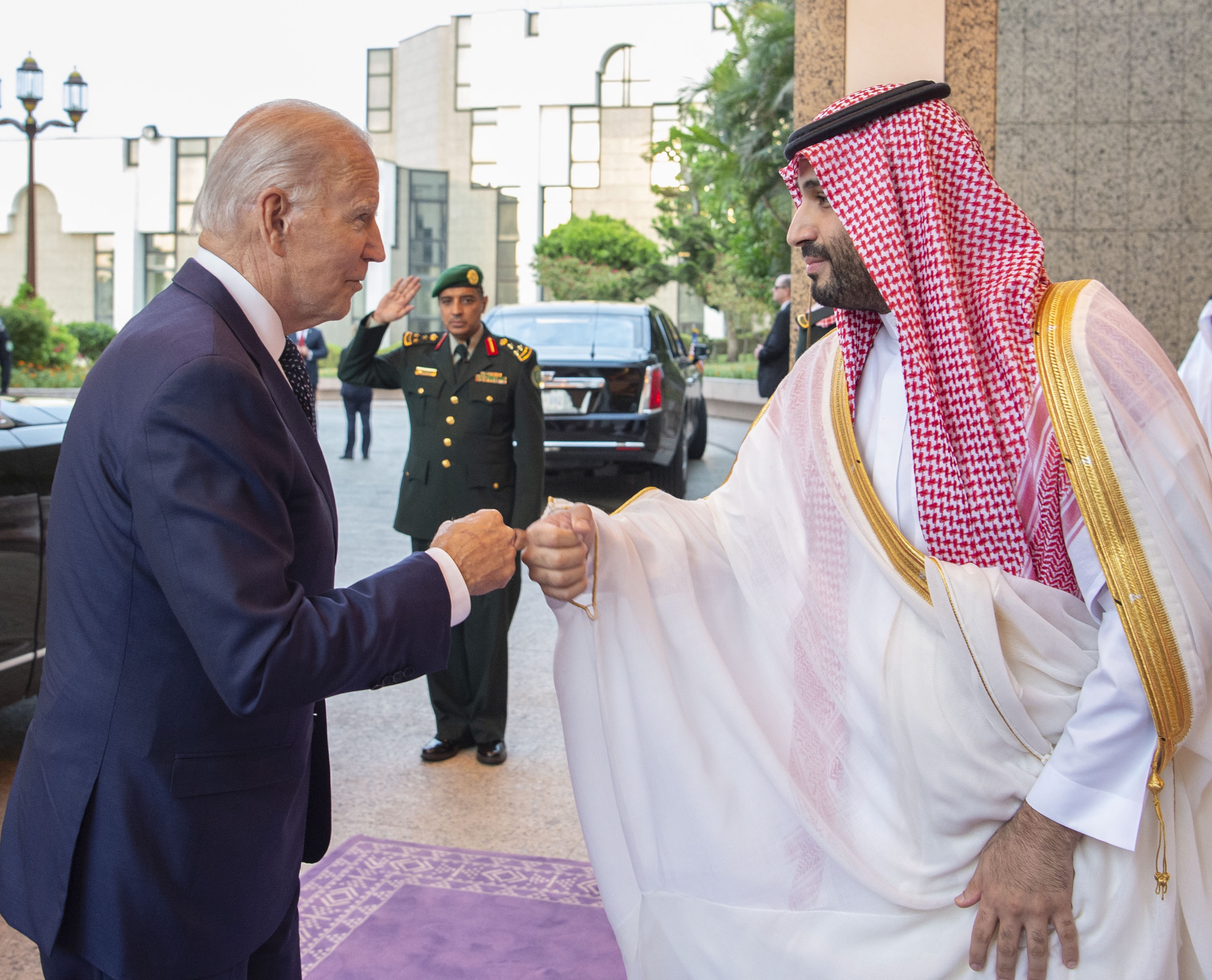 Jeddah (Saudi Arabia), 15/07/2022.- A handout photo made available by the Saudi Royal Court shows Prince Mohammed bin Salman bin Abdulaziz Al Saud (R), Crown Prince and Deputy Prime Minister of the Kingdom of Saudi Arabia meeting with US President Joe Biden (L) at Al-Salam Palace in Jeddah, Saudi Arabia, 15 July 2022. (Arabia Saudita, Estados Unidos) EFE/EPA/BANDAR ALJALOUD HANDOUT HANDOUT EDITORIAL USE ONLY/NO SALES