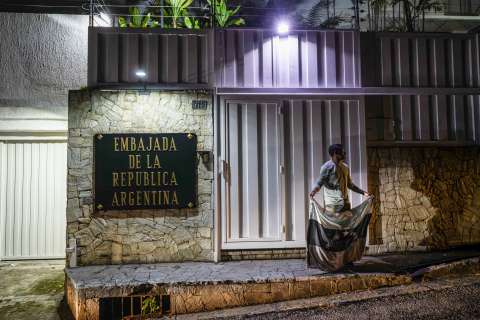 Cabello confirmó que el régimen sí detuvo al oficial de la embajada de Argentina