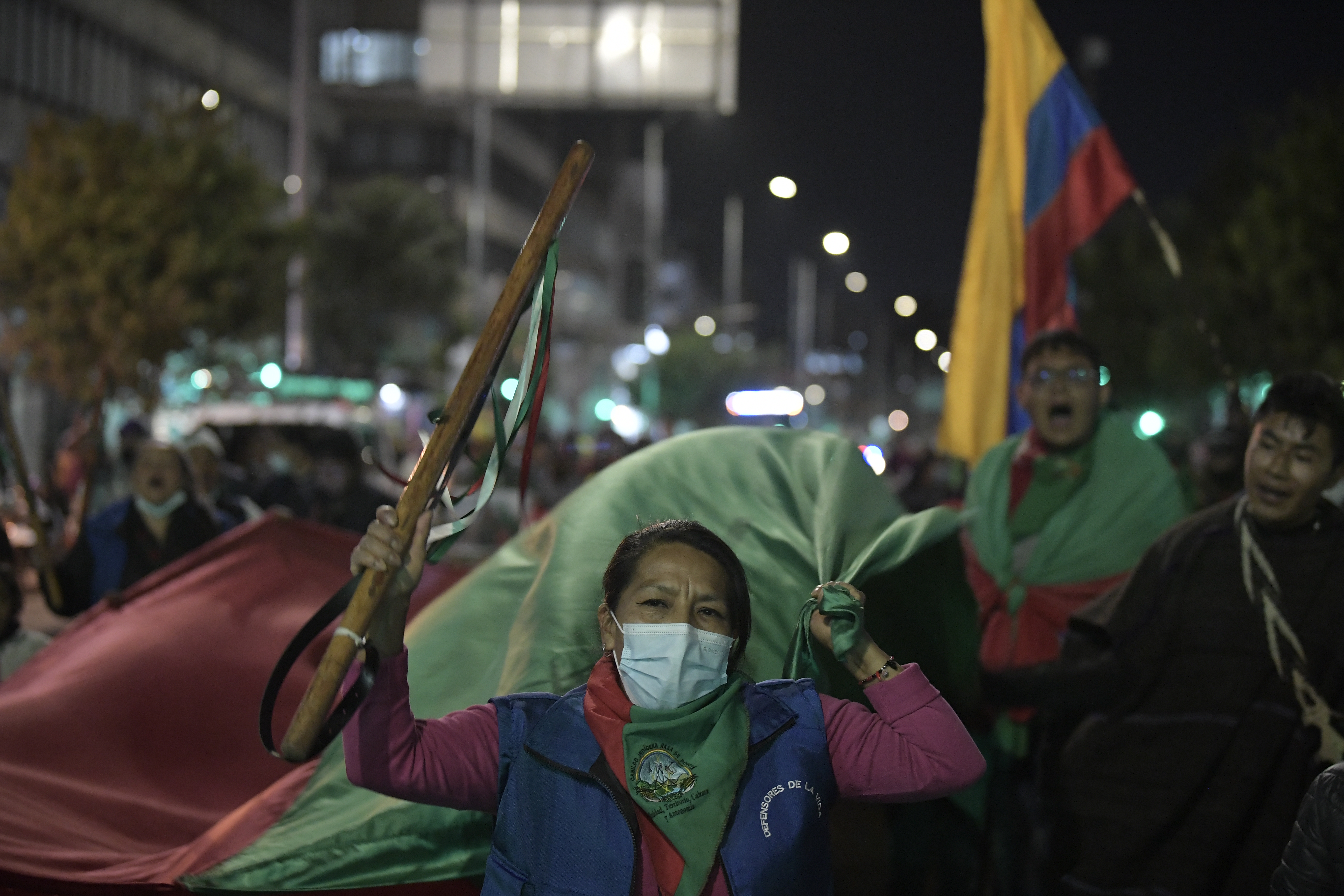 Indígenas del pueblo Nasa y Embera se movilizaron por el centro de Bogotá hasta la Plaza de Bolívar, exigiendo justicia por el asesinato del menor Breiner Cucuñame y el líder Albeiro Camayo, quienes fueron asesinados en el departamento del Cauca. Los manifestantes reclamaron por la seguridad en sus territorios y protestaron contra el abandono estatal de las comunidades indígenas.