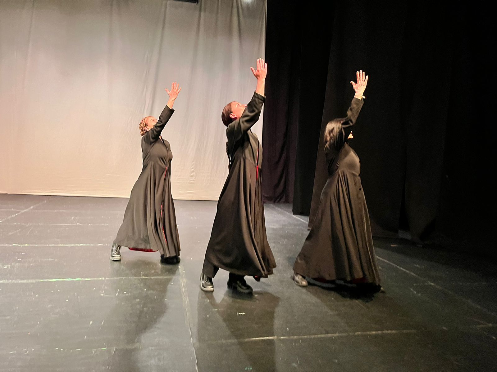 La Creación Colectiva surgió en 1968, y fue producto de un laboratorio de investigación teatral entre el Teatro La Candelaria de Bogotá y el Teatro Experimental de Cali (TEC).