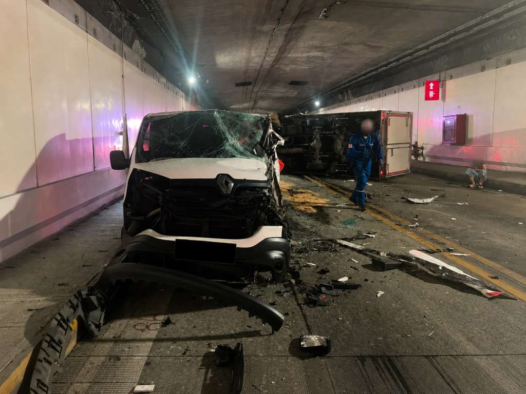 Dos vehículos tras el choque en el Túnel de Oriente, Antioquia.