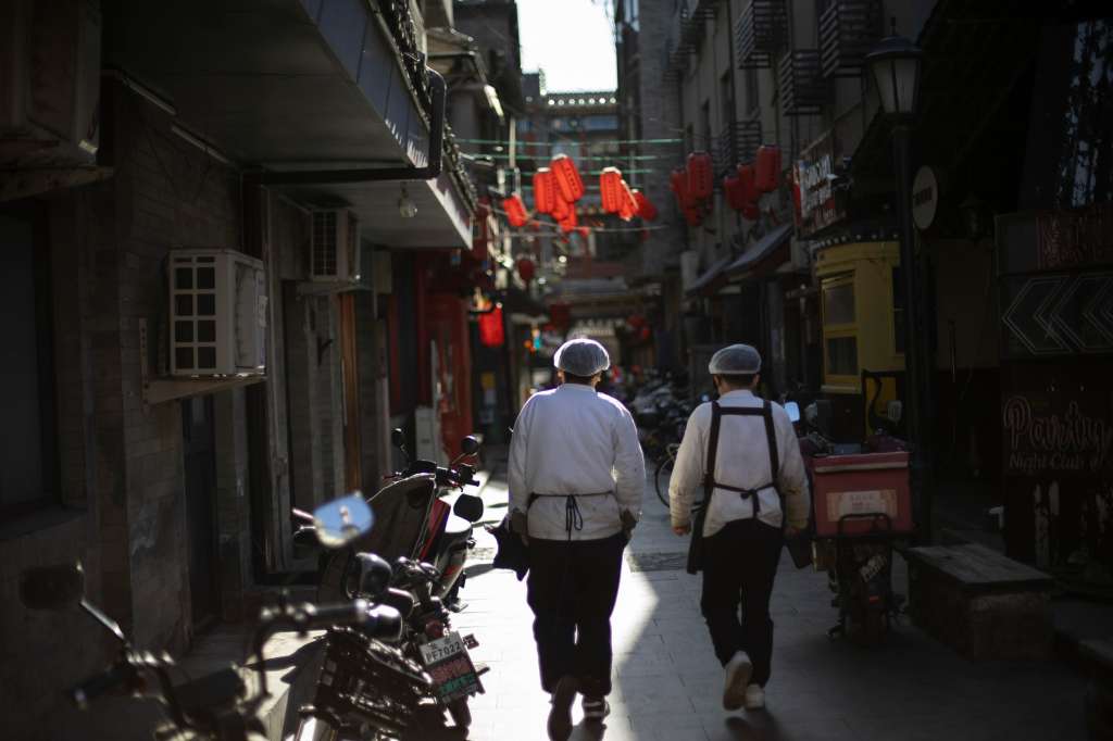 Beijing (China), 27/01/2025.- Two restaurant workers walk along a street in Beijing, China, 27 January 2025, ahead of the Lunar New Year. The Chinese Lunar New Year, also called the Spring Festival, falls on 29 January 2025, marking the beginning of the Year of the Snake. EFE/EPA/ANDRES MARTINEZ CASARES