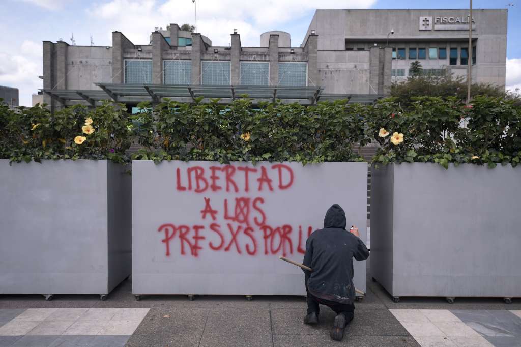 Manifestaciones frente a la Fiscalía General de la Nación, en el Día Internacional de los Derechos Humanos.