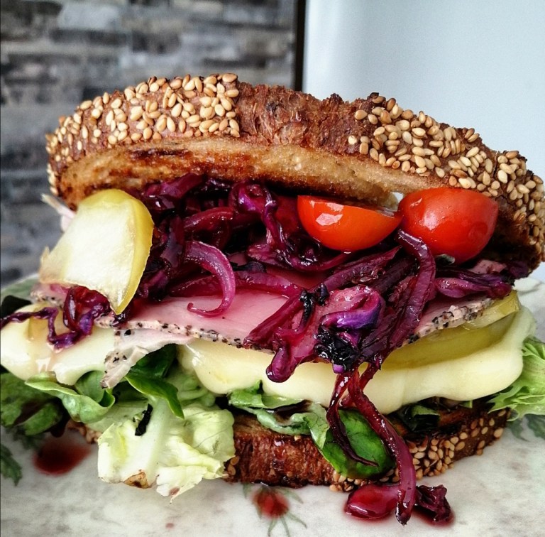 Así se prepara un sándwich pastrami de pavo, un desayuno muy saludable
