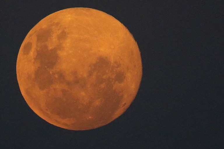 Así se vio el eclipse lunar y la superluna esta madrugada