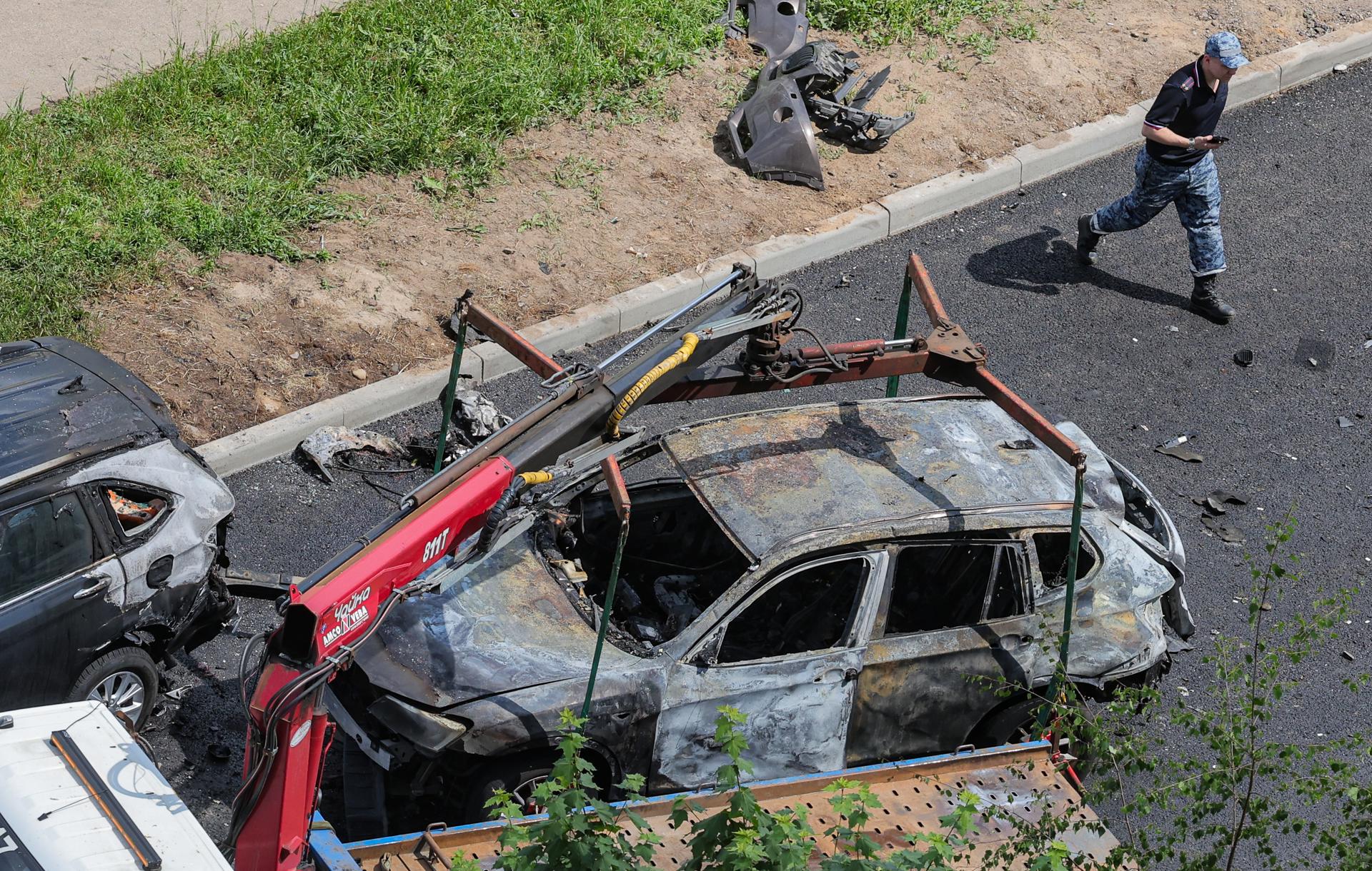 BALASHIKHA (Russian Federation), 09/06/2026.- A Russian investigator works at the site of a car explosion near a residential building in Balashikha, outside Moscow, Russia, 09 June 2026. "According to investigators, on June 9, at approximately 5:30 a.m., an explosive device was detonated while a BMW X3 was driving near a residential building in Balashikha. The driver was killed," according to the Russian Investigative Committee. (Rusia, Moscú) EFE/EPA/MAXIM SHIPENKOV