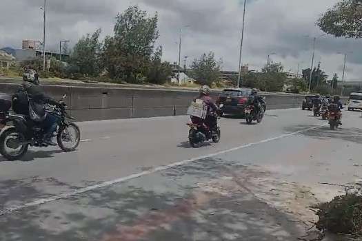 Tras la colisión de un carro particular contra un árbol en la Autopista sur con calle 30 sur, la movilidad de la zona colapsó por un momento. El vehículo afectado ya fue retirado por las autoridades de tránsito.