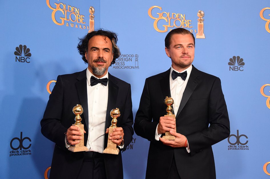 El director Alejandro González Iñárritu y el actor Leonardo DiCaprio con sus Globo de Oro por Mejor Director y Mejor actor por "El Renacido". / AFP