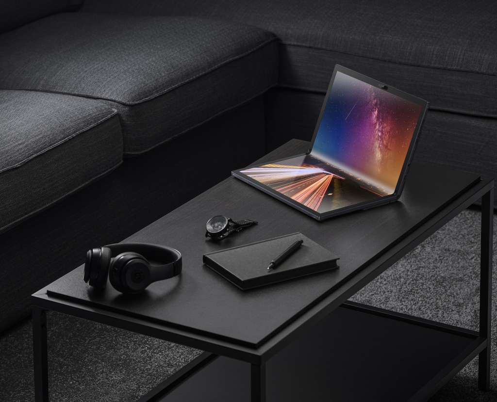El nuevo ASUS Zenbook 17 Fold OLED integra una pantalla OLED plegable de 17,3 pulgadas.