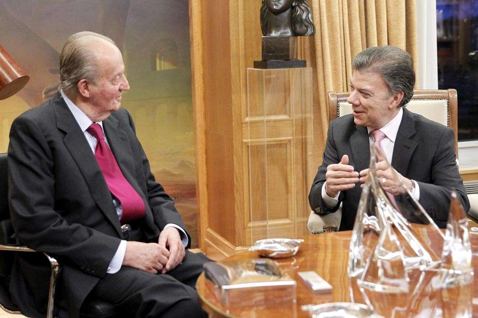 El presidente Juan Manuel Santos en una reunión ayer con el rey Juan Carlos de España. / EFE