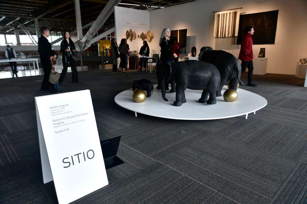Exposición de obras de arte y asistentes a esta feria.