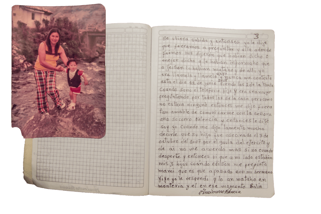 “Lamento mucho decirle que su hijo fue asesinado el 7 de octubre del 2007 por el Gaula”, se puede leer en la página tres del diario. En la fotografía, Ana Socorro toma de la mano a Edilson, otro de sus hijos, para ayudarlo a caminar.