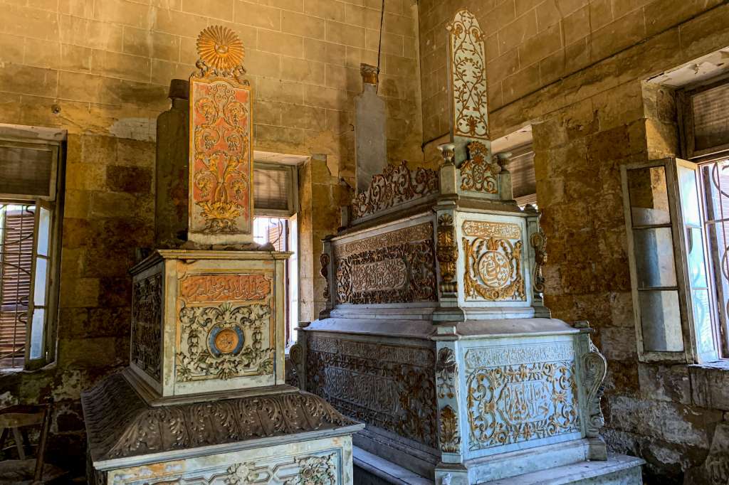 EL CAIRO, 31/08/2023.- La Ciudad de los Muertos, la necrópolis medieval que forma parte de El Cairo histórico, está actualmente amenazada por el Gobierno de Egipto, que el pasado mes de mayo comenzó a demoler sus históricos mausoleos para dar paso a una nueva autopista, haciendo caso omiso a las advertencias de la Unesco y a su estatus como patrimonio de la Humanidad. En la imagen, conjunto de nichos en el mausoleo del príncipe Mohamed Fadel Pasha el Dramali, en el sur de la necrópolis de la Ciudad de los Muertos, en riesgo de ser demolido para dejar paso a una nueva autopista que unirá la capital de El Cairo con la Nueva Capital Administrativa. EFE/Rosa Soto