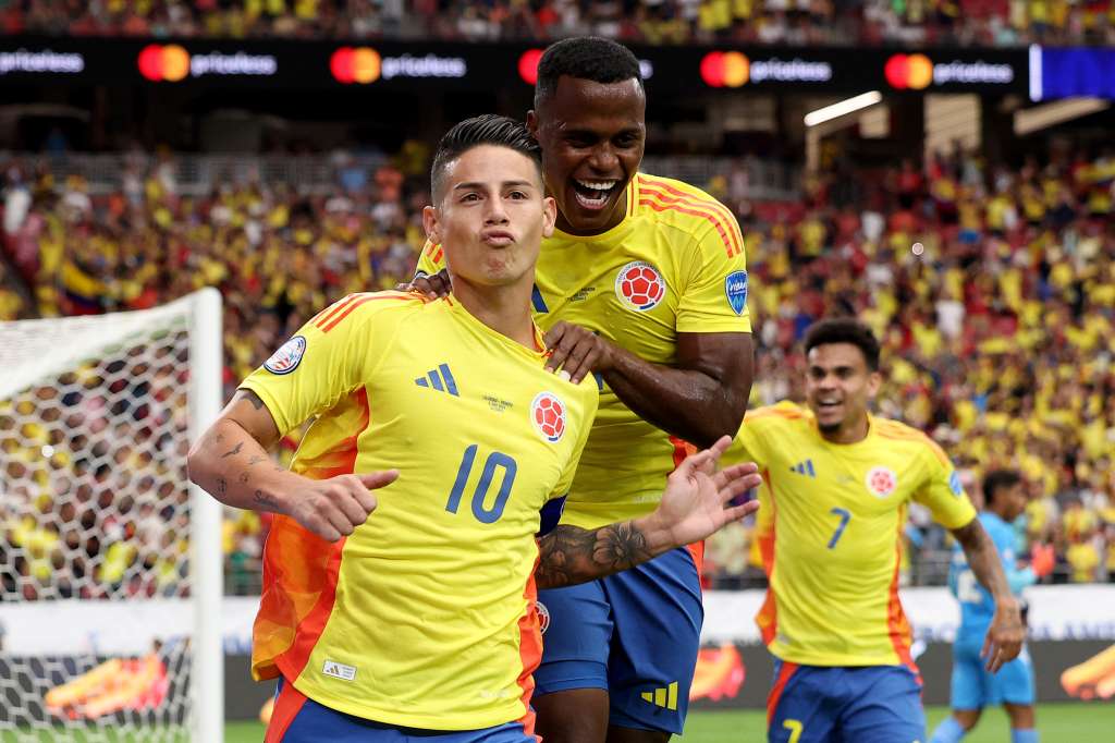 James Rodríguez celebra junto a Jhon Arias tras anotar en el partido de los cuartos de final de la Copa América.