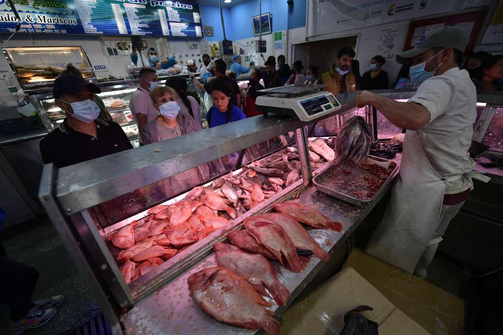 Venta de pescado en Semana Santa en la Plaza del Restrepo de Bogotá