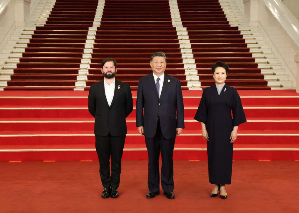 Beijing (China), 17/10/2023.- Chinese President Xi Jinping and his wife Peng Liyuan welcome Chilean President Gabriel Boric before a banquet for distinguished guests attending the Third Belt and Road Forum for International Cooperation, in Beijing, capital of China, 17 October 2023 (issued 18 October 2023). Xi Jinping and Peng Liyuan on Tuesday hosted a banquet at the Great Hall of the People in Beijing to welcome guests who are in China to attend the Third Belt and Road Forum for International Cooperation. EFE/EPA/PANG XINGLEI / XINHUA CHINA OUT / UK AND IRELAND OUT / MANDATORY CREDIT EDITORIAL USE ONLY EDITORIAL USE ONLY