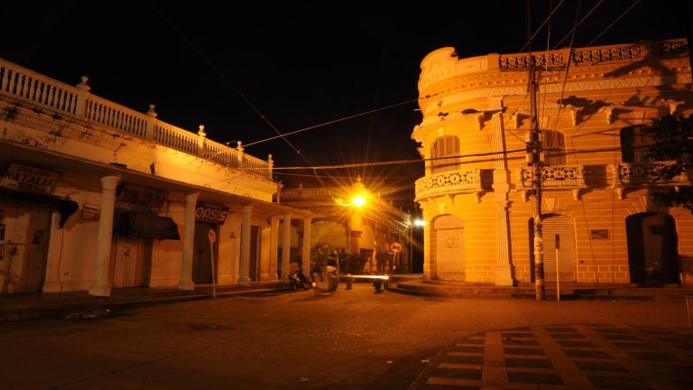 Este municipio se encuentra a orillas del río Sinú y es conocido como la “Ciudad Antigua y Señorial”. Es conocido por tener una fuerte influencia extranjera en sus construcciones y particularmente de inmigrantes siriolibaneses.