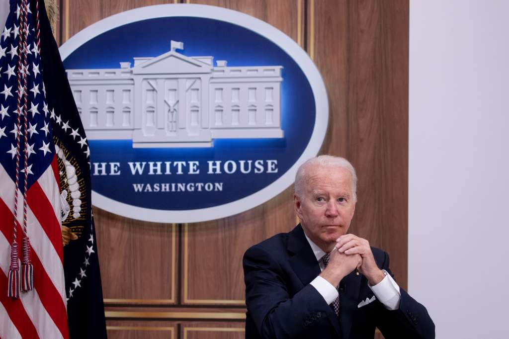 Washington (Usa), 17/06/2022.- US President Joe Biden particiaptes in a virtual meeting with leaders of the Major Economies Forum on Energy and Climate (MEF), at the Eisenhower Executive Office Building on the White House complex, in Washington, DC, USA, 17 June 2022. Biden reconvened leaders of the MEF to discuss setting future emissions standards, energy and food security, and to 'tackle the climate crisis,' according to a White House statement. (Estados Unidos) EFE/EPA/MICHAEL REYNOLDS
