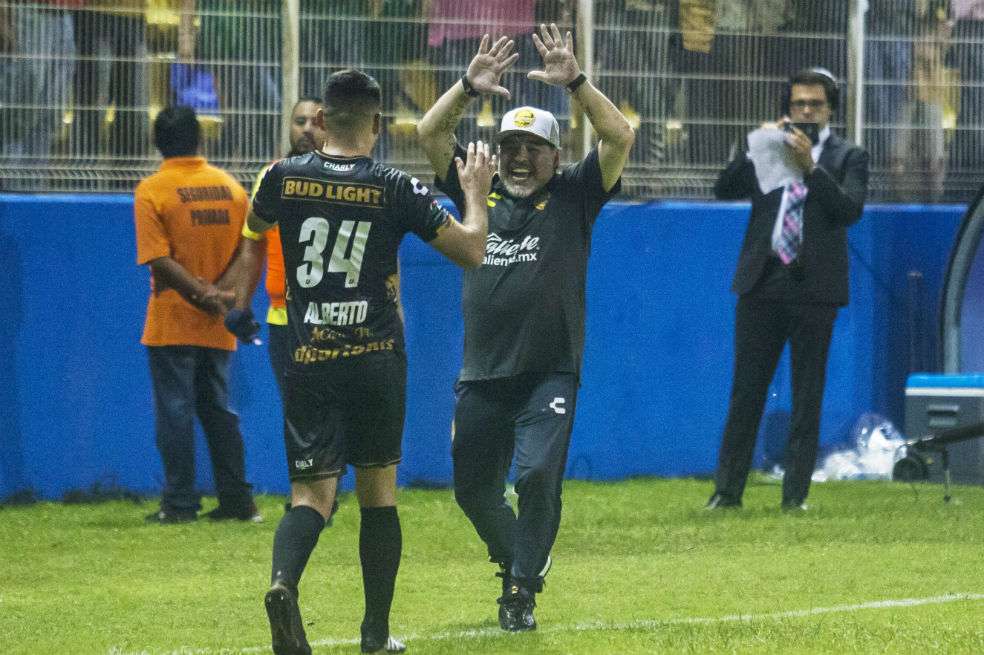 Maradona festejando uno de los cuatro tantos de su club. / AFP