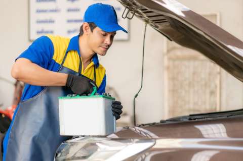 La empresa  que recicla baterías de carros en Colombia