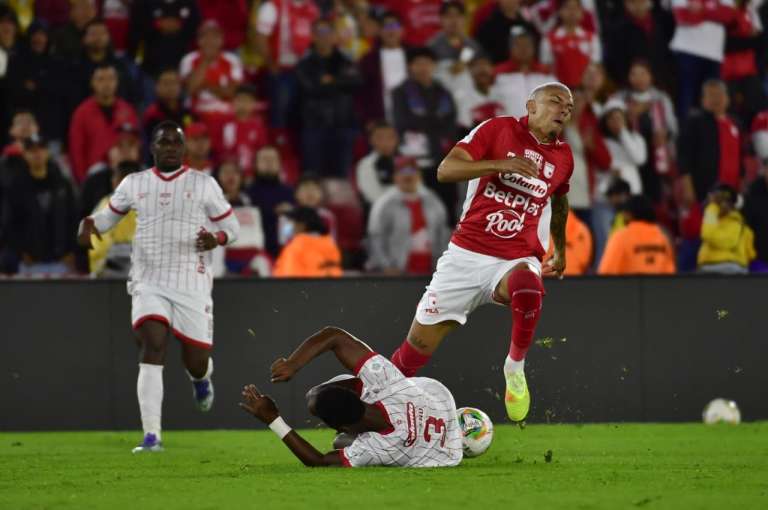 Franco Fagúndez recibe una falta en el compromiso entre Independiente Santa Fe y América de Cali por la vuelta de los cuartos de final de la Liga Betplay 2026-I.