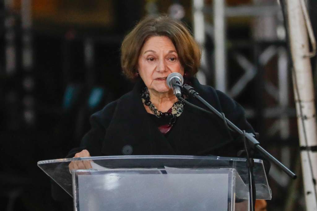 AME9988. BOGOTÁ (COLOMBIA), 21/11/2024.- La secretaria general adjunta de Asuntos Políticos y de Consolidación de la Paz de la ONU, Rosemary Dicarlo, habla durante la ceremonia de conmemoración del octavo aniversario de la firma de acuerdo de paz este jueves, en la plaza de Bolívar en Bogotá (Colombia). El Gobierno colombiano conmemoró el octavo aniversario del acuerdo de paz con la guerrilla de las FARC, un periodo en el que más de 430 exguerrilleros han sido asesinados, lo que constituye uno de los mayores obstáculos para la implementación del cese el fuego definitivo y la dejación de armas. EFE/ Carlos Ortega
