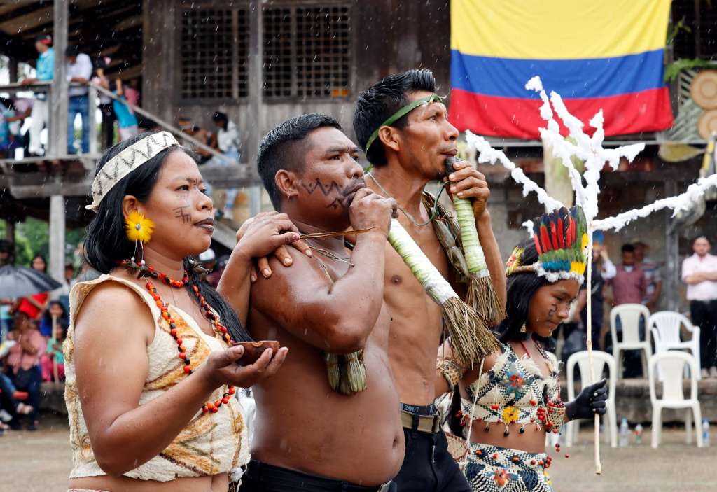 AME9901. LA CHORRERA (COLOMBIA), 23/04/2024.- Indígenas participan en un acto donde el gobierno colombiano pidió perdón a cuatro pueblos indígenas de la Amazonía (Uitotos, Bora, Okaina y Muinane) por la violencia de la que fueron víctimas durante los oscuros años de la fiebre del caucho que puso al borde del exterminio a esas comunidades este martes, en La Chorrera, Amazonas (Colombia). El Gobierno de Colombia pidió perdón este martes a cuatro pueblos indígenas de la Amazonía por la violencia de la que fueron víctimas durante los tenebrosos años de la fiebre del caucho, que puso al borde del exterminio a esas comunidades. "Como Gobierno debemos mirarlos y pedirles perdón", dijo el ministro de Cultura, Juan David Correa, en un acto celebrado en la localidad amazónica de La Chorrera, delante de la que fue sede de la Casa Arana, la industria cauchera del empresario peruano Julio César Arana que en las primeras tres décadas del siglo XX esclavizó y promovió el genocidio de miles de indígenas. EFE/ Mauricio Dueñas Castañeda