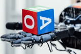 Logran que una mano robot imite una mano humana