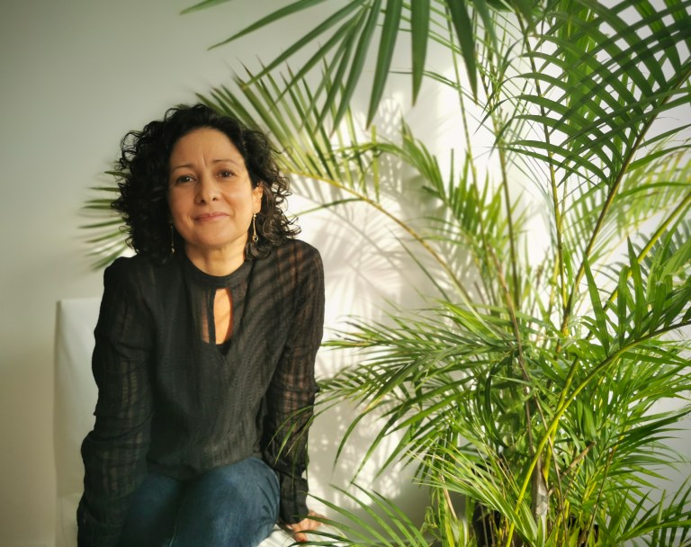 “Noche negra”, de Pilar Quintana: la angustia de vivir a la espera de la oscuridad