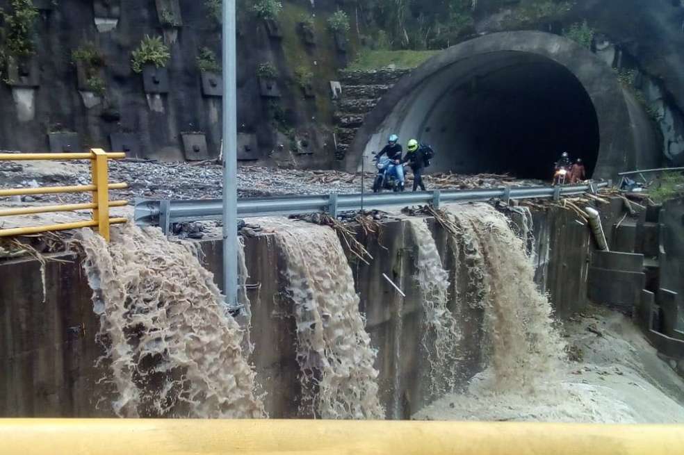 Los constantes aguaceros mantienen cerrada la vía al Llano. / @coviandes