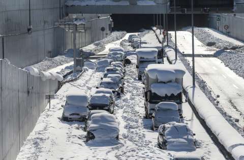 Atenas bajo la nieve: así quedó la capital de Grecia tras impresionante tormenta