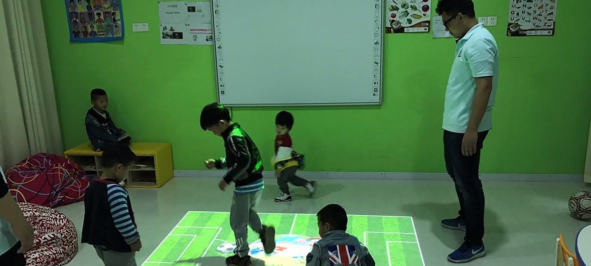 Niños con autismo aprenden con la ayuda de la nueva tecnología en China.