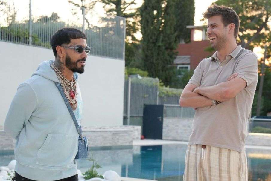 El cantante puertorriqueño publicó una fotografía junto al exjugador del Barcelona y generó todo tipo de comentarios en las redes sociales.