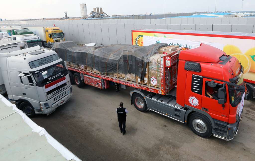 Rafah (Egypt), 22/10/2023.- Trucks carrying humanitarian aid for the Gaza Strip cross the Rafah border gate, in Rafah, Egypt, 22 October 2023. Following negotiations between Egypt, the US, and Israel to allow relief aid to enter the Gaza Strip, some 20 aid trucks carrying food, water, and medicine were allowed into the Gaza Strip through the Rafah land crossing on 21 October. 17 more aid trucks were allowed in on 22 October, but UN agencies said it was far from sufficient and many more were needed to be allowed in. (Egipto) EFE/EPA/KHALED ELFIQI
