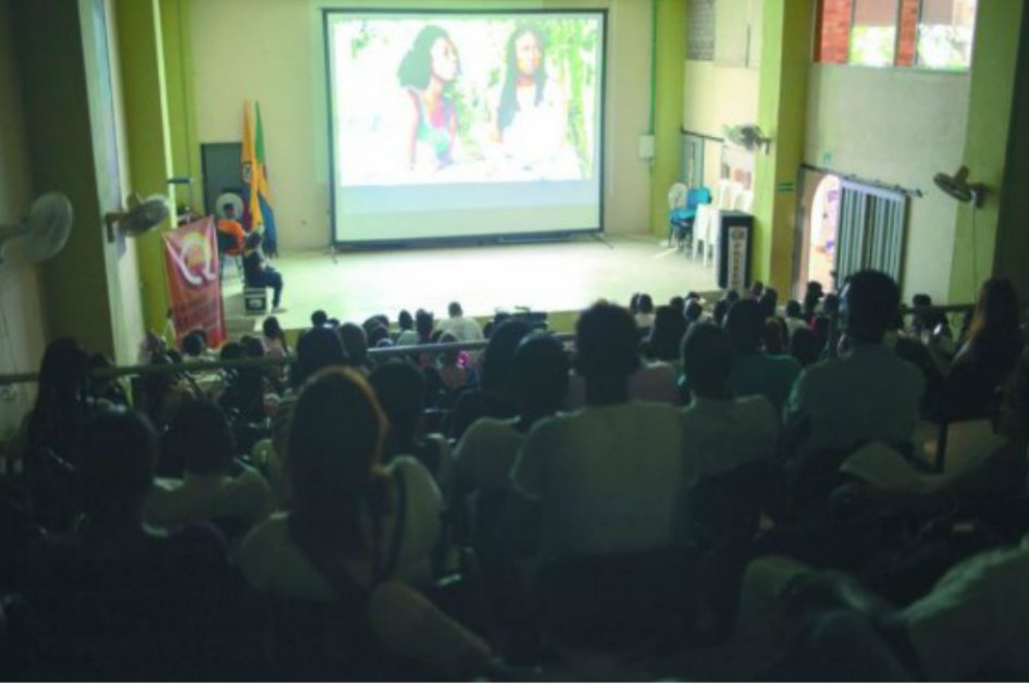 En el auditorio de la universidad Uniclaretiana, en Quibdó, se inició la Semana del Cine Colombiano con la proyección de “Manos sucias”. / Foto: El Murcy