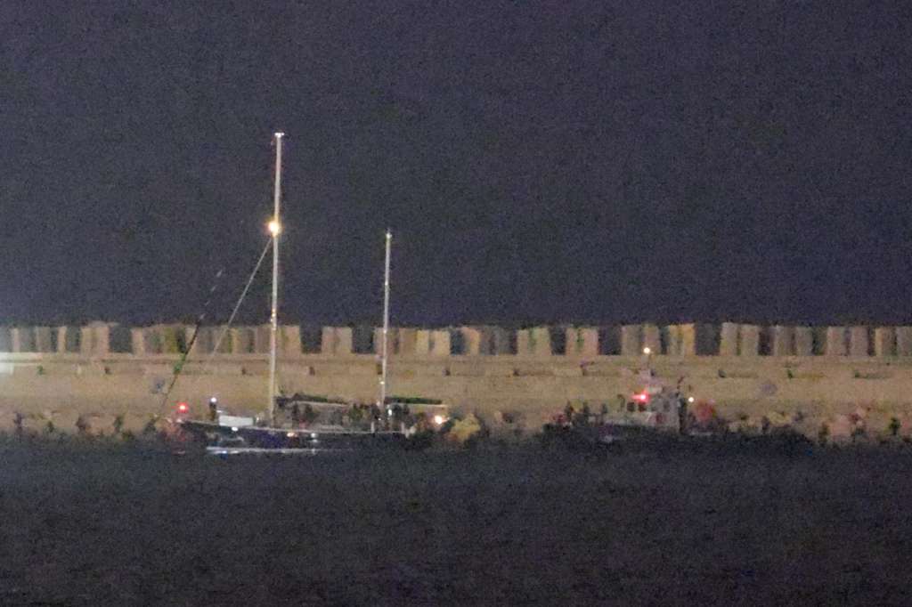 Ashdod (Israel), 09/06/2025.- The ship Madleen moors at the port of Ashdod, Israel, 09 June 2025. Israeli Navy intercepted the Gaza-bound Freedom Flotilla Coalition (FFC) ship Madleen carrying a small shipment of humanitarian aid in international waters on 09 June 2025. Israeli authorities said the flotilla was prevented from breaking a Gaza Strip blockade and was escorted to Israel's port of Ashdod, adding that its passengers were expected to return to their home countries. EFE/EPA/ABIR SULTAN BEST QUALITY AVAILABLE